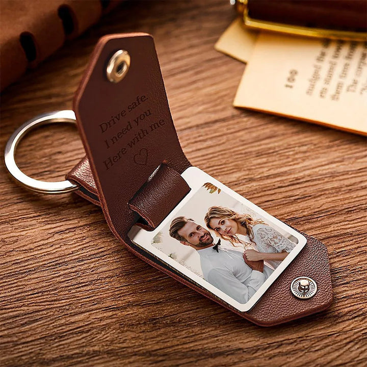 Romantisch Valentijnscadeau: gepersonaliseerde sleutelhanger met liefdesboodschap voor koppels.