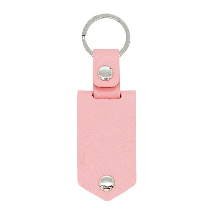 Duurzame leren sleutelhanger, gepersonaliseerd geschenk voor koppels, symbool van liefde.