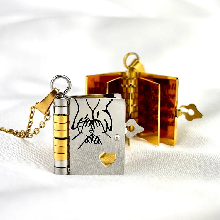 Gepersonaliseerde zilveren boek ketting, uniek sieraad en liefdevol geschenk.