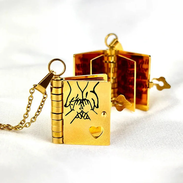 Unisex gouden boek ketting met gegraveerde tekst, een persoonlijk cadeau.
