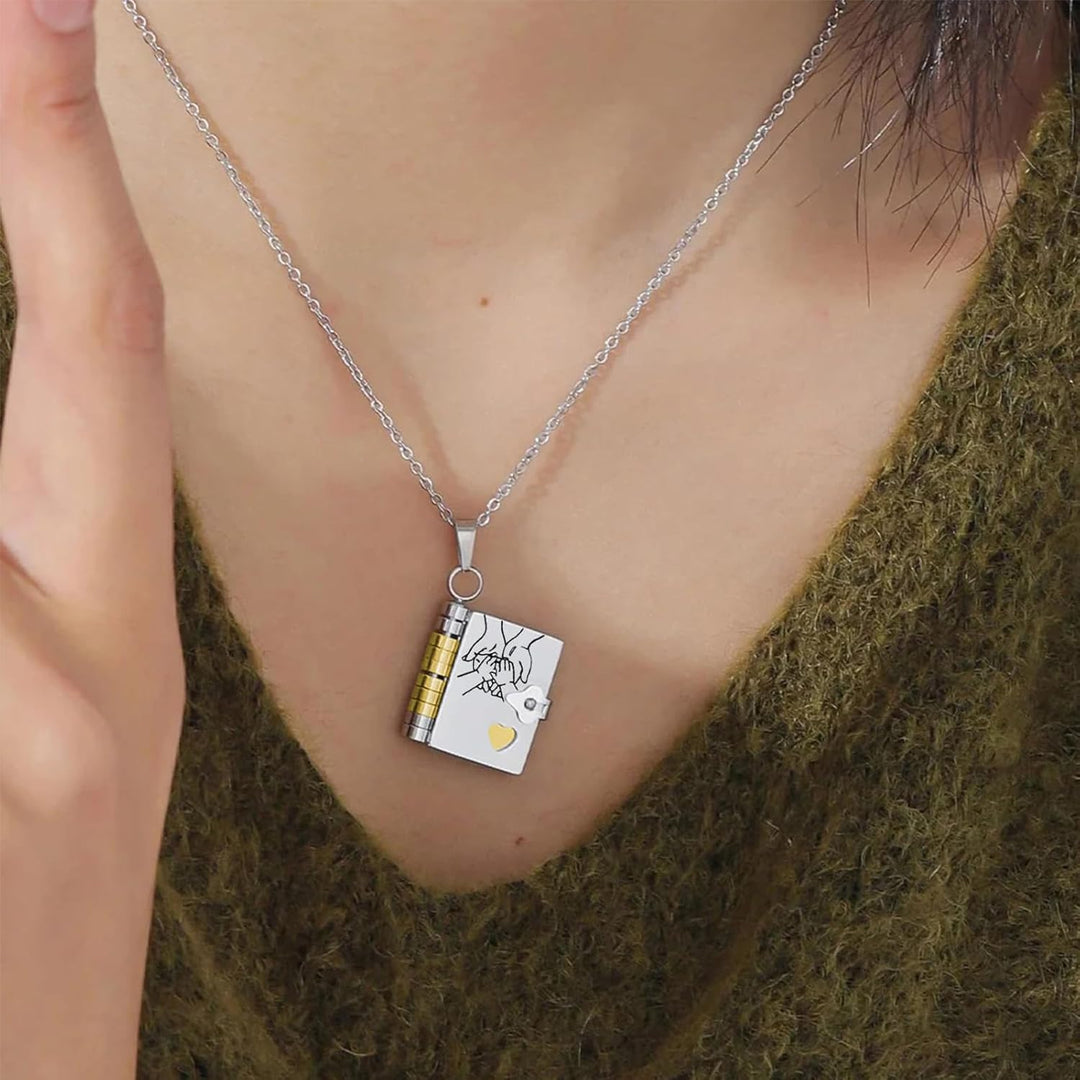 Gouden boek ketting met naamgravure, tijdloos sieraad als liefdevol cadeau.