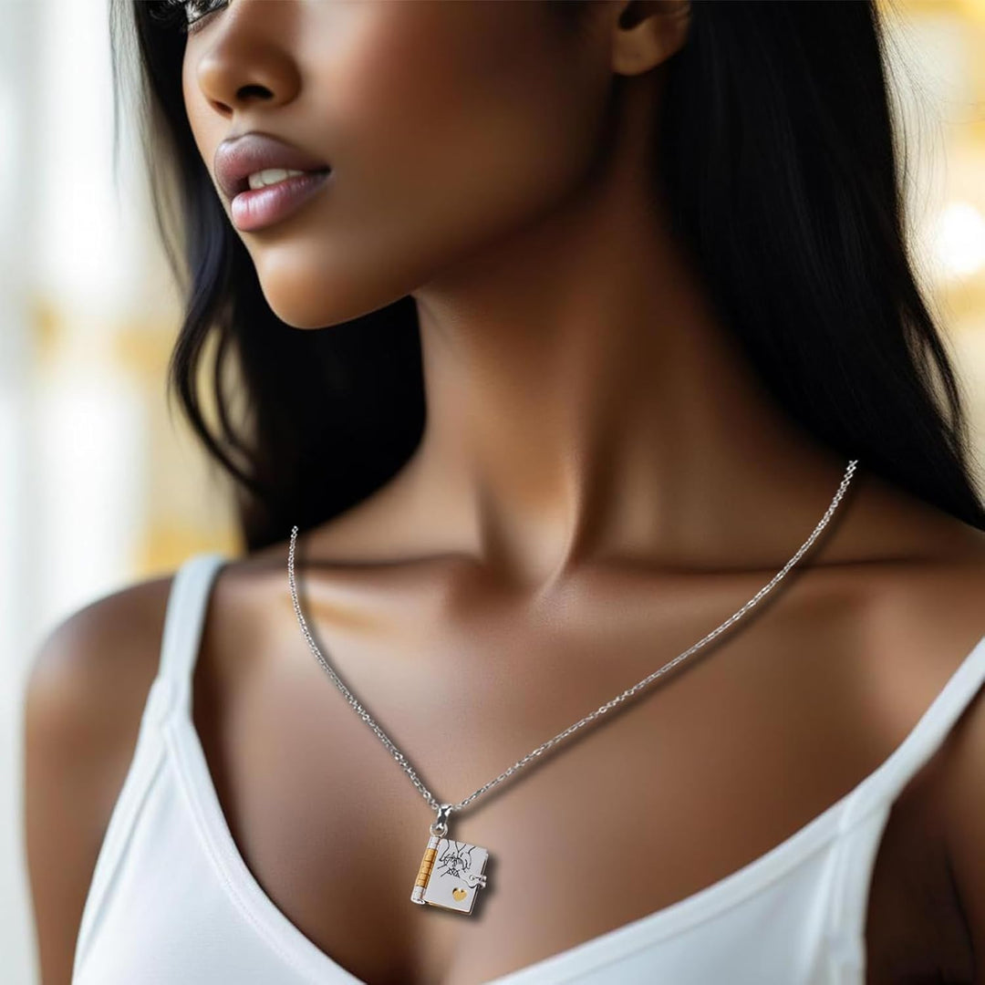 Draagbare herinnering: gepersonaliseerde boek ketting voor moederdag, zilver.