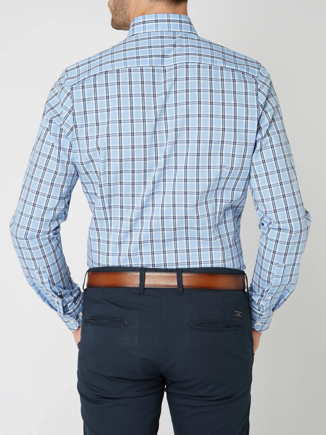 Essentieel geruit herenoverhemd: comfortabel, modern en een stijlvolle toevoeging aan elke herenkledingcollectie.