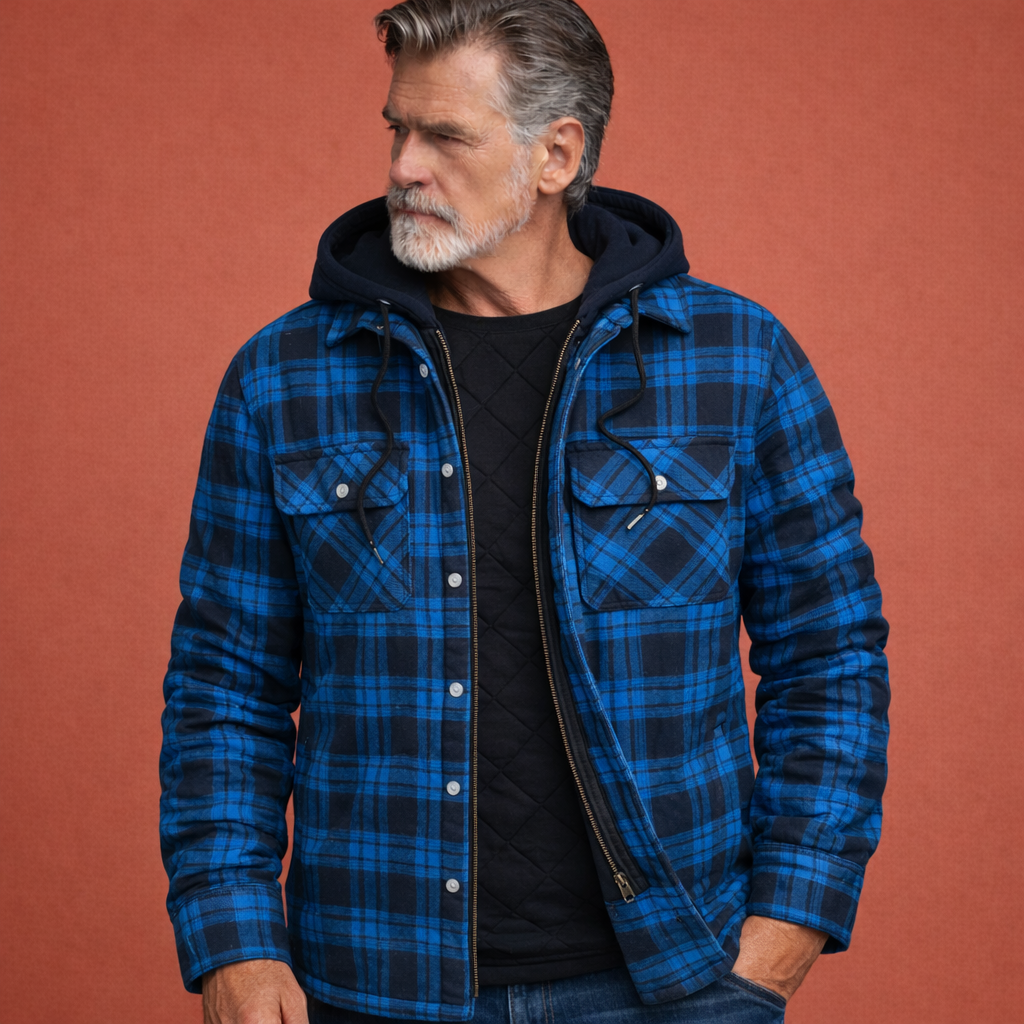 Man draagt comfortabele geruite heren overgangsjas met capuchon. Ideaal casual jack voor herfst/winter.