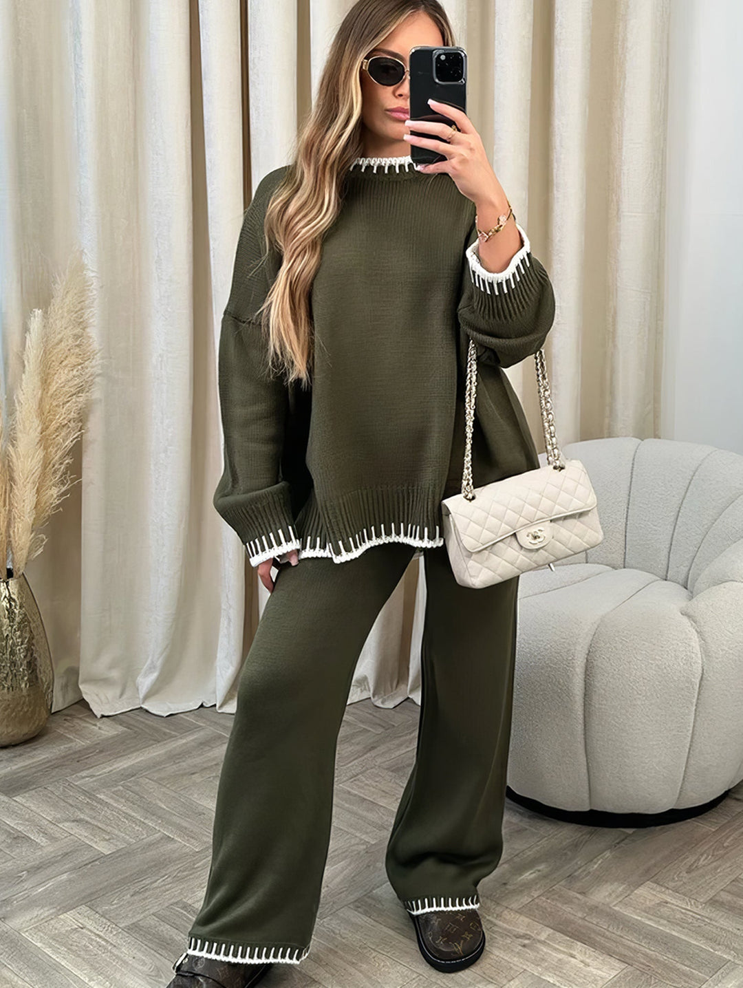Zachte gestreepte dames loungewear set van gebreide stof, modieus en comfortabel voor thuis.