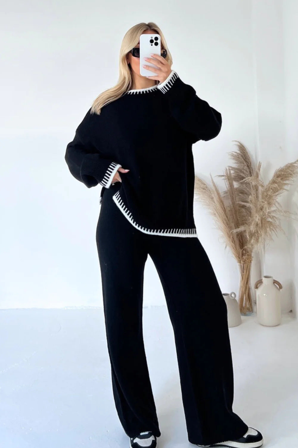 De gestreepte dames knit set, warm en chic, gecombineerd met winteraccessoires voor een complete look.