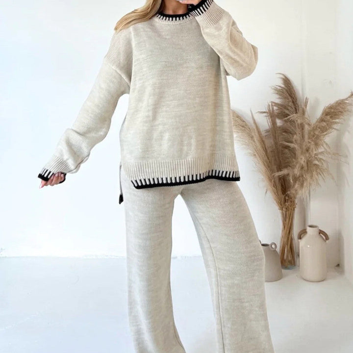 Tweedelige gestreepte gebreide dames set, casual en modieus, plat gefotografeerd op lichte achtergrond.