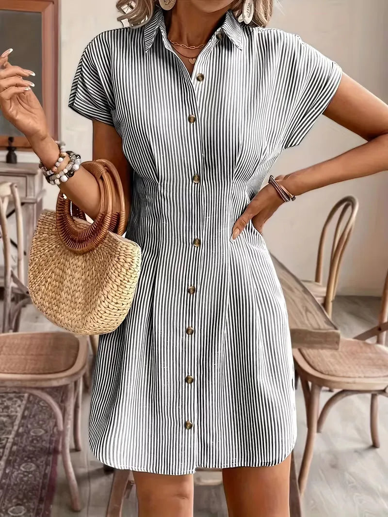 Gestreepte dames overhemdjurk met korte mouwen en V-hals. Ideaal voor smart casual look of kantoor.