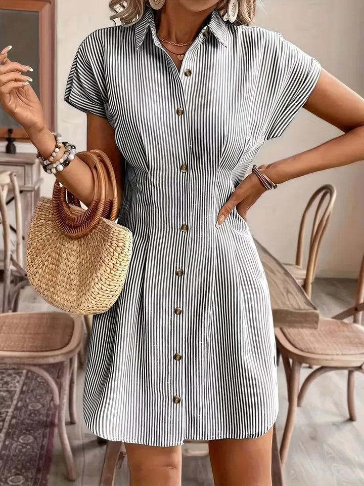 Gestreepte dames overhemdjurk met korte mouwen en V-hals. Ideaal voor smart casual look of kantoor.