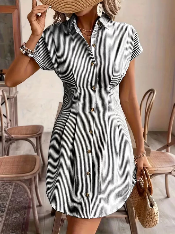 Grijze gestreepte overhemdjurk voor dames, korte mouwen, knielang. Een comfortabele en trendy zomerjurk.