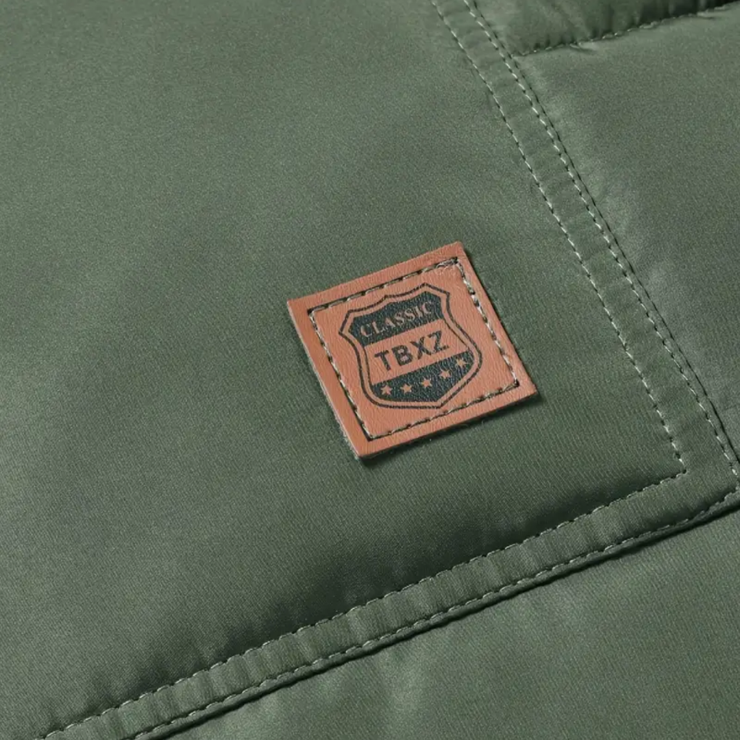 "Gevoerde heren winterparka, wind- en waterdicht met capuchon en zakken, ideaal voor koude stads- en buitenactiviteiten."