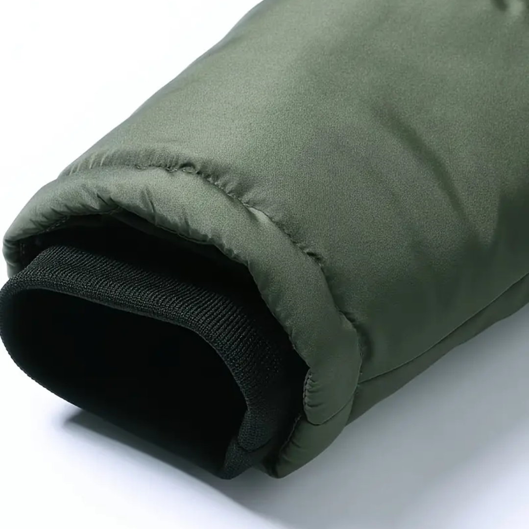 "Gevoerde heren winterparka, wind- en waterdicht met capuchon en zakken, ideaal voor koude stads- en buitenactiviteiten."