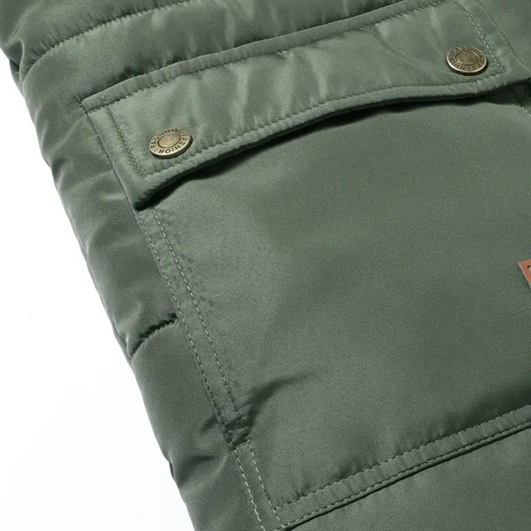 "Gevoerde heren winterparka, wind- en waterdicht met capuchon en zakken, ideaal voor koude stads- en buitenactiviteiten."