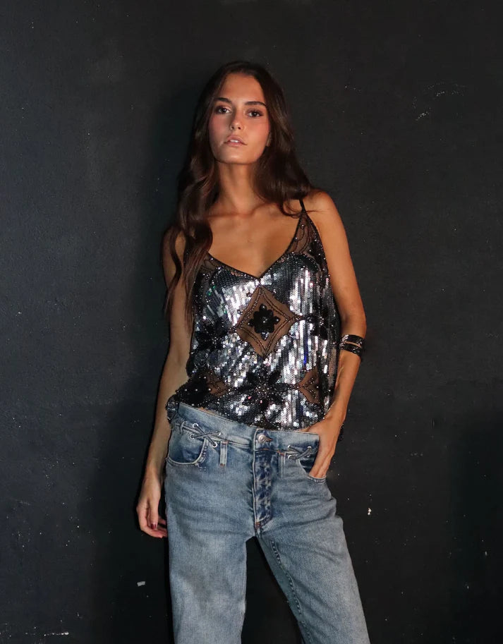 "Glamoureuze top met kralen en pailletten, elegant mesh design, luchtig en comfortabel, perfect voor feestelijke gelegenheden