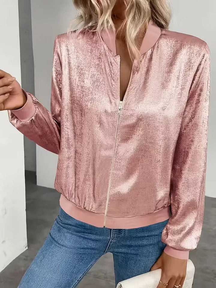 Stijlvol lichtroze dames bomberjack. Glanzende streetwear jas met ribbels, ideaal voor een trendy look.