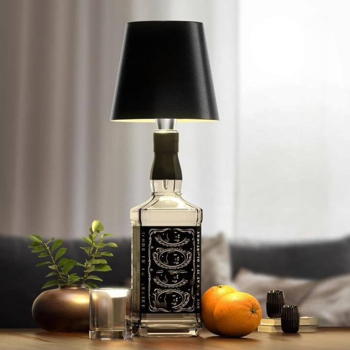 Close-up van de GlowLuxe draagbare LED lamp, toont de touchbediening en het warme, dimbare licht.