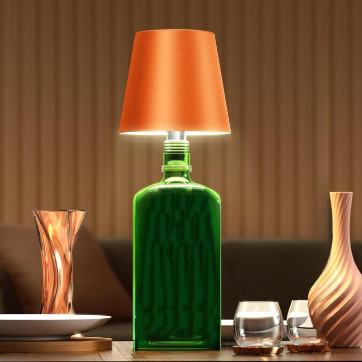 GlowLuxe LED sfeerlicht in gebruik op een moderne tafel, draagbaar en dimbaar met touchsensor.