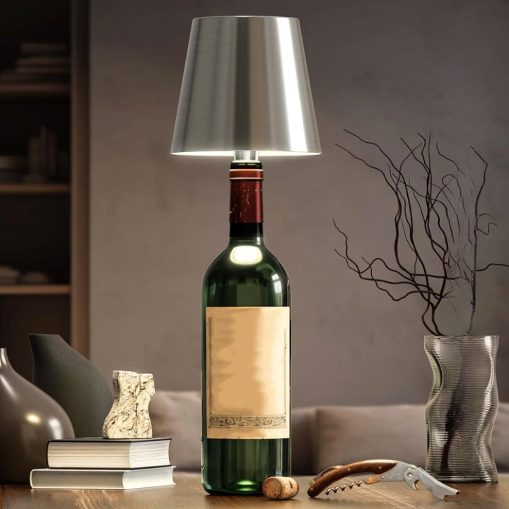Sfeerbeeld van de GlowLuxe draagbare dimbare LED lamp, creëert gezellige verlichting binnen of buiten.