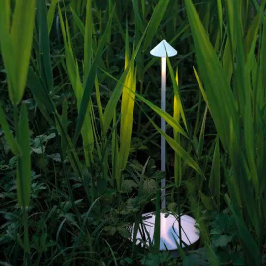 Glowy draadloze tafellamp in een minimalistische setting, accentueert modern design.