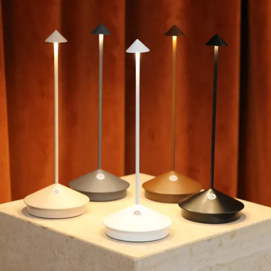 Glowy oplaadbare LED lamp als blikvanger op een bijzettafel, praktisch en decoratief.