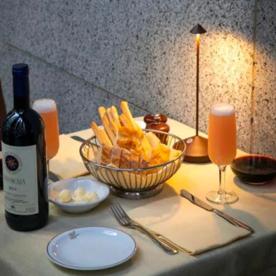 De oplaadpoort van de Glowy tafellamp, discreet en praktisch voor draadloos gebruik.