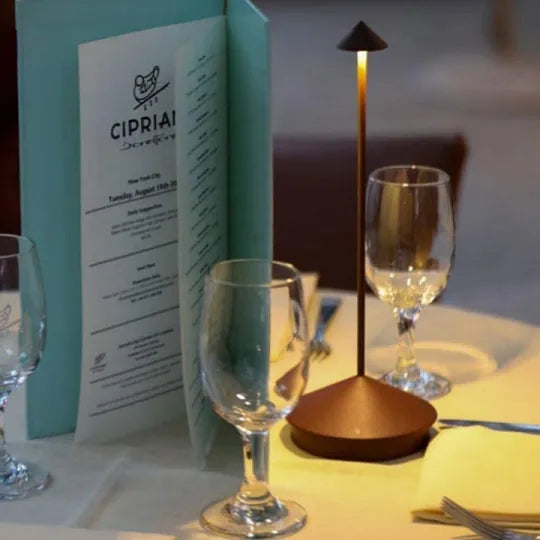 Set van twee Glowy draadloze LED lampen op een gedekte eettafel, sfeervol dinerlicht.