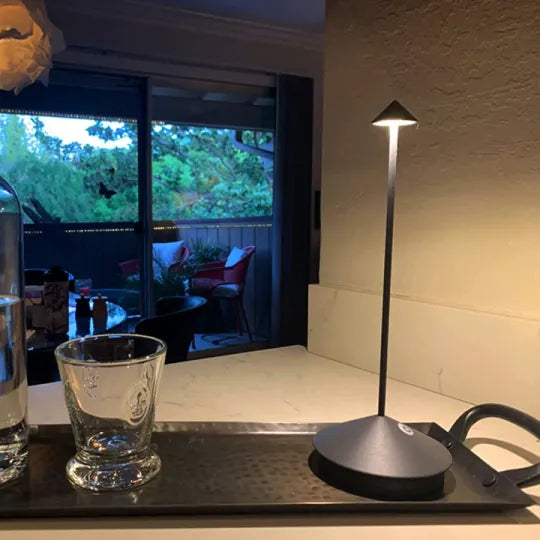 Schematische weergave van de Glowy LED lamp, toont dimbaarheid en waterbestendigheid.