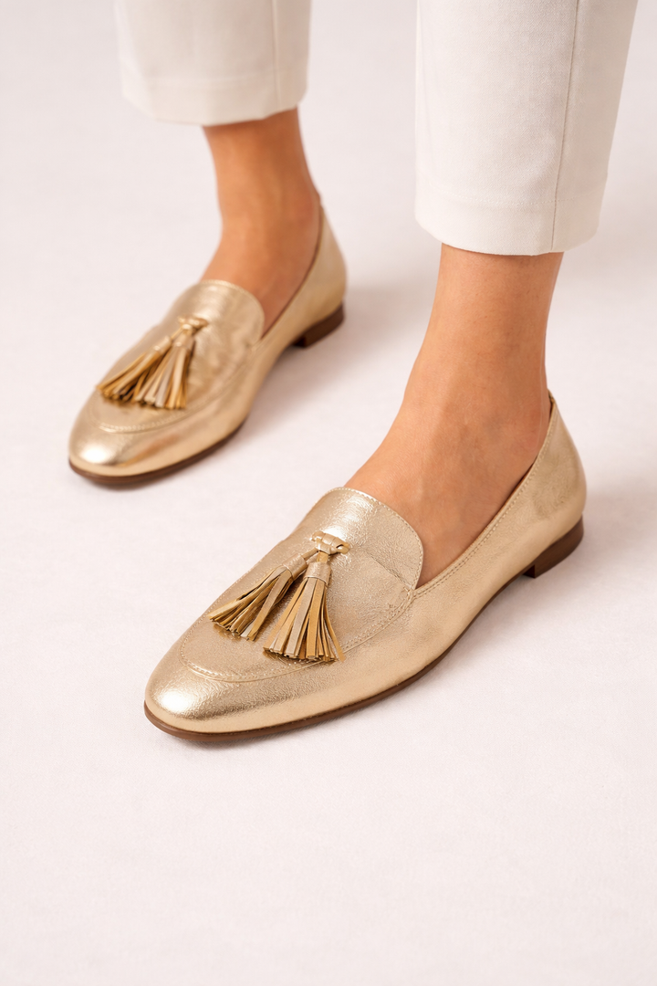 Gouden dames instappers met kwastjes, comfortabel en stijlvol voor de zomer.