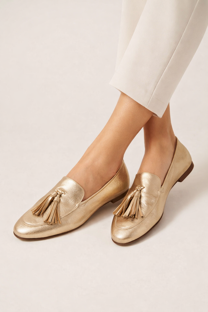 Elegante slip-on dames instappers met decoratieve kwastjes, plat en comfortabel.