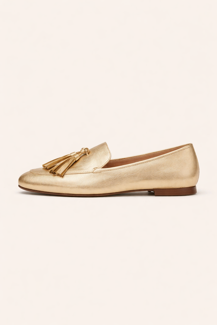 Stijlvolle gouden dames instappers met kwastjes, perfecte comfortabele platte zomerschoen.