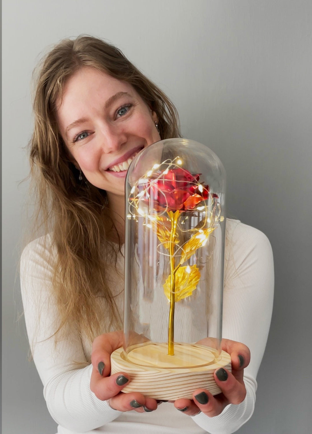 "Gouden roos in glazen stolp met LED-verlichting, elegant handwerk en tijdloze schoonheid voor sfeervolle decoratie"