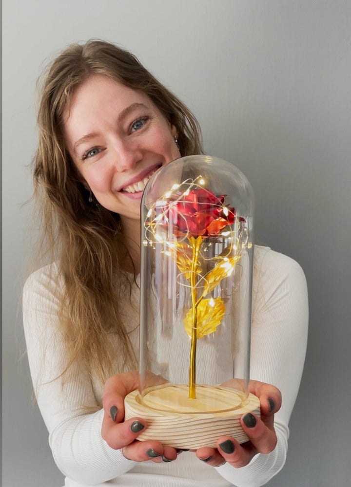 "Gouden roos in glazen stolp met LED-verlichting, elegant handwerk en tijdloze schoonheid voor sfeervolle decoratie"