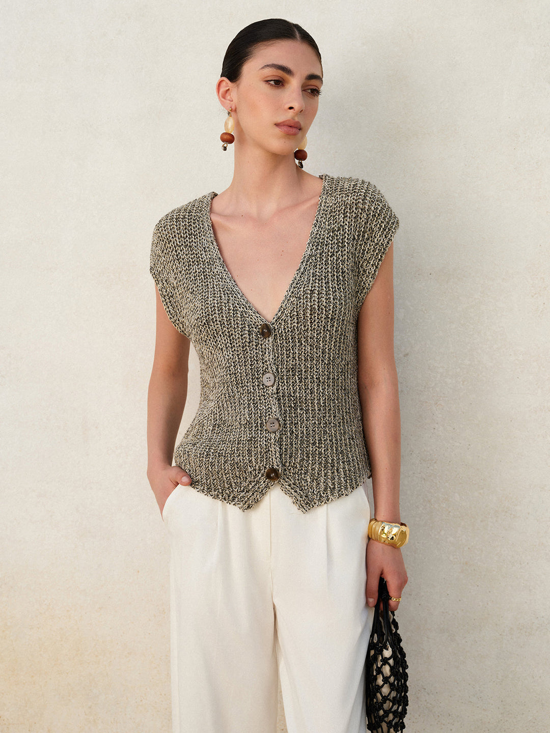 Elegant mouwloos damesvest in grijs breisel, comfortabel en veelzijdig voor lente en herfst mode.