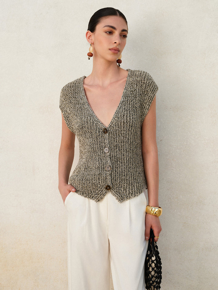 Elegant mouwloos damesvest in grijs breisel, comfortabel en veelzijdig voor lente en herfst mode.