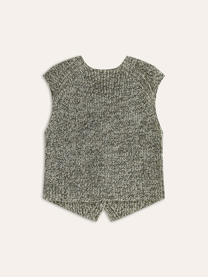 Gebreid mouwloos damesvest grijs, perfect voor een elegante laagjeslook, zowel casual als chic.