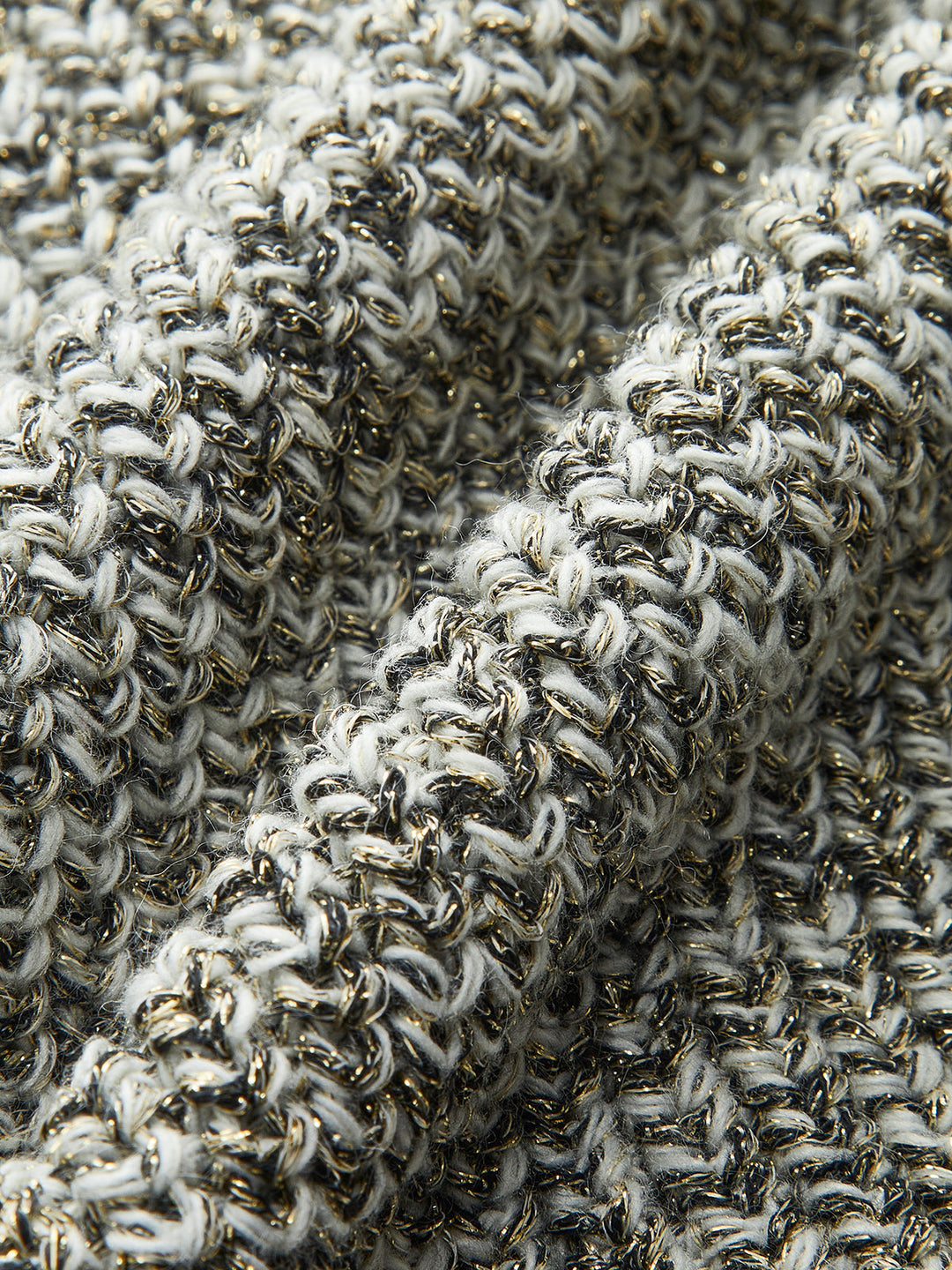 Trendy mouwloos gebreid grijs damesvest, elegant en comfortabel, voor een modieuze laagjeslook.