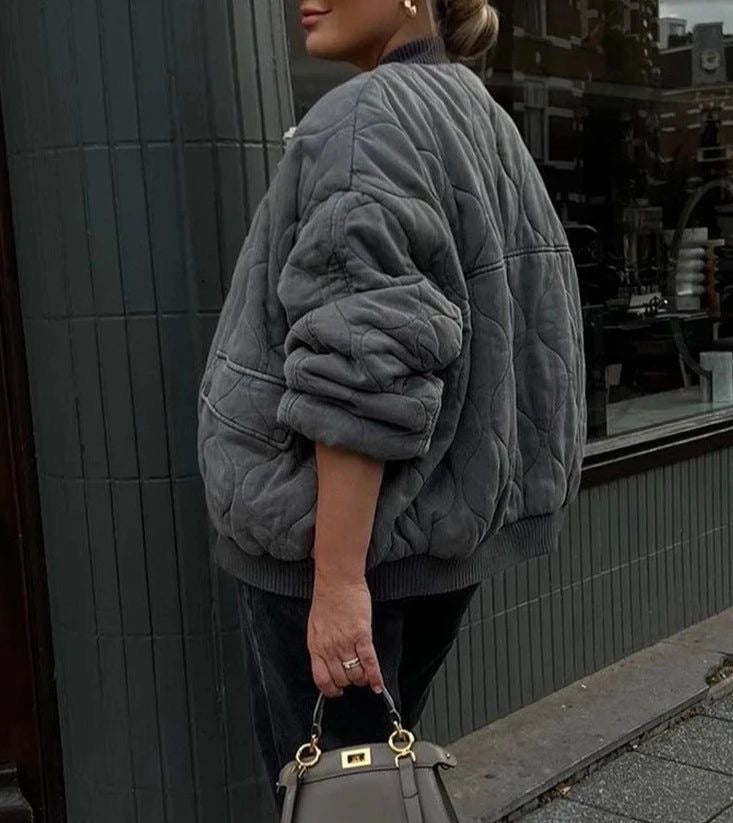 Grijs oversized dames bomberjack, gewatteerd en comfortabel gevoerd. Stoer en stijlvol.