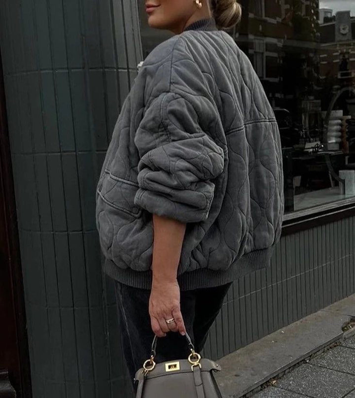 Grijs oversized dames bomberjack, gewatteerd en comfortabel gevoerd. Stoer en stijlvol.