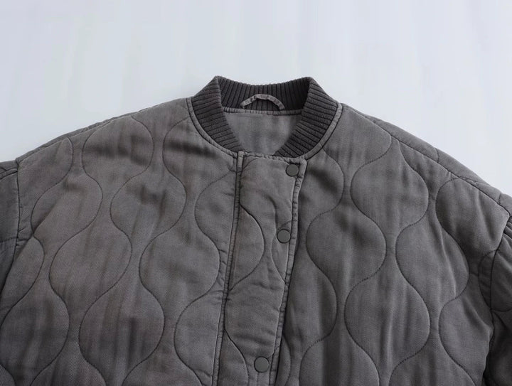 Modern grijs dames bomberjack, comfortabel en gewatteerd. Geschikt voor casual en trendy looks.