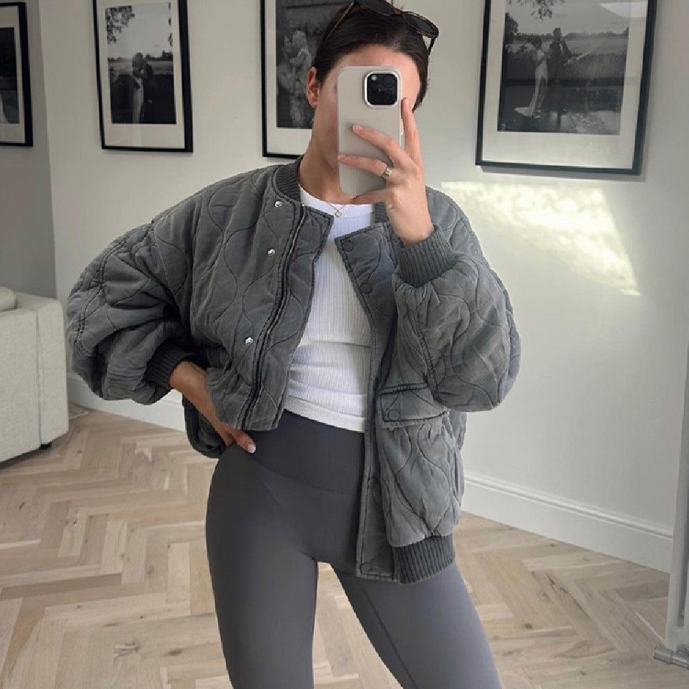 Stijlvol cropped grijs dames bomberjack, perfect voor een trendy streetstyle look.