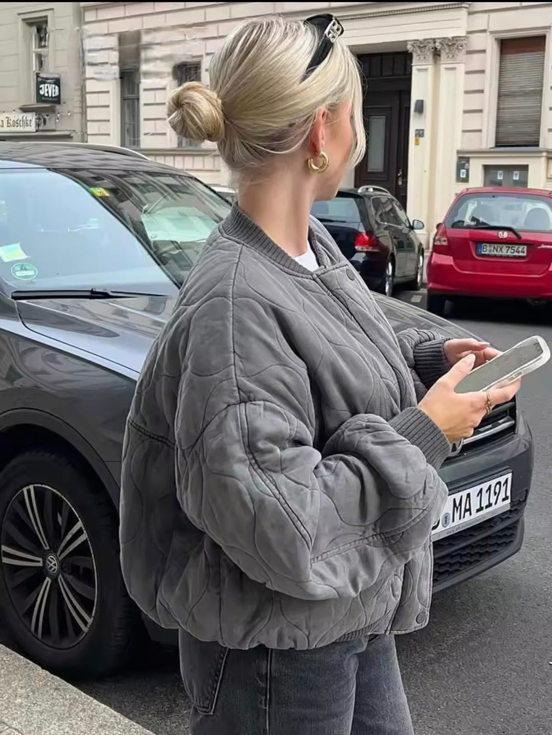 Oversized grijs dames bomberjack, stoer en modieus. Perfect voor casual en streetstyle.