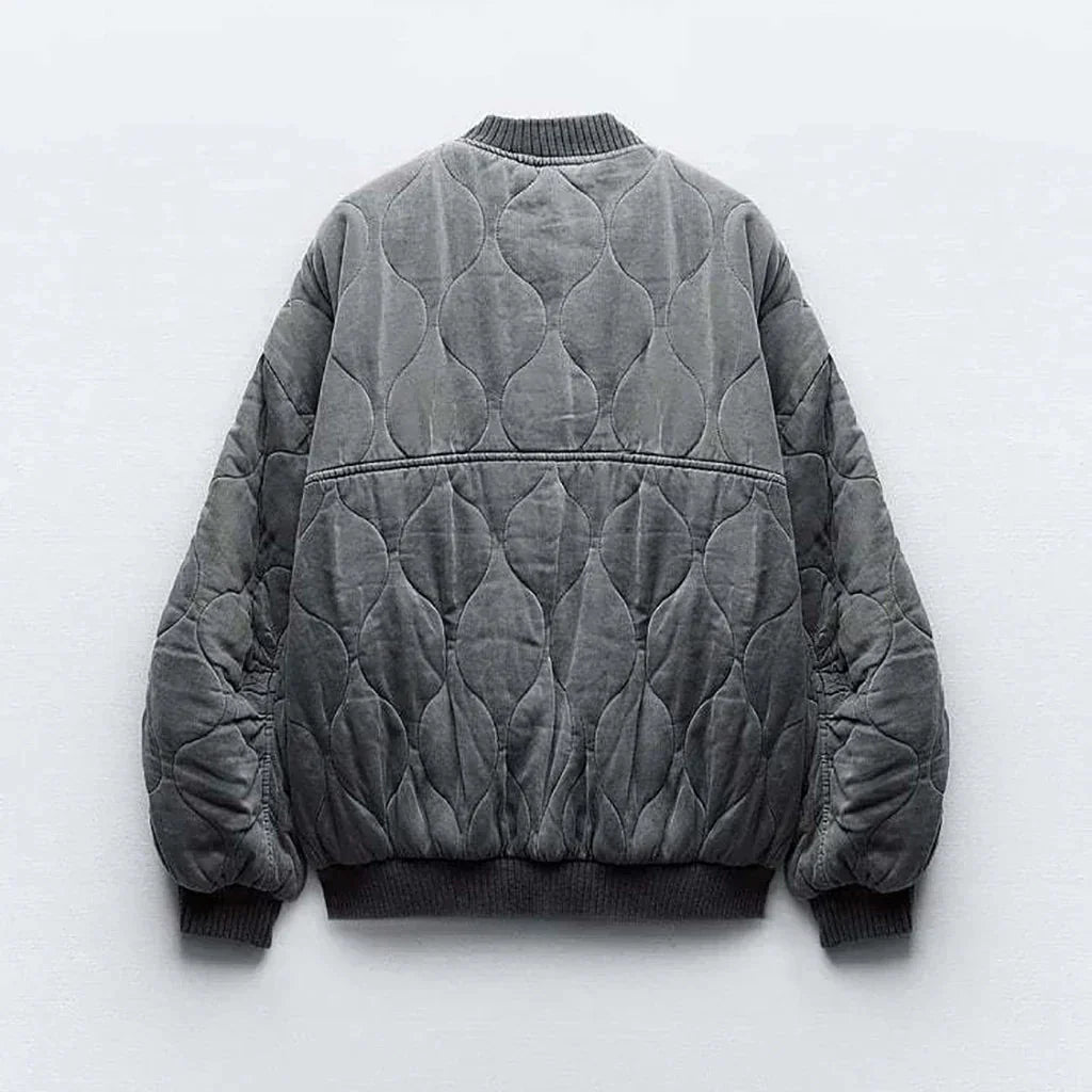 Stoer grijs oversized bomberjack voor dames, gewatteerd en gevoerd. Ideaal voor streetstyle mode.