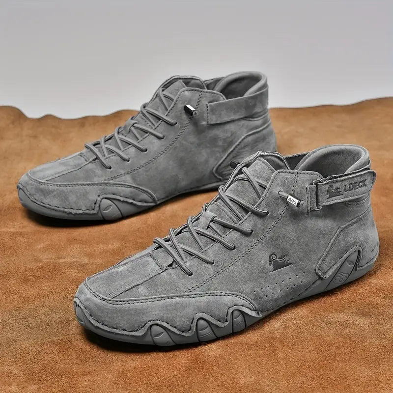 "Grijze heren waterdichte schoenen met elastische band en robuust design, geschikt voor dagelijks en outdoor gebruik."