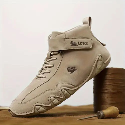 "Grijze heren waterdichte schoenen met elastische band en robuust design, geschikt voor dagelijks en outdoor gebruik."