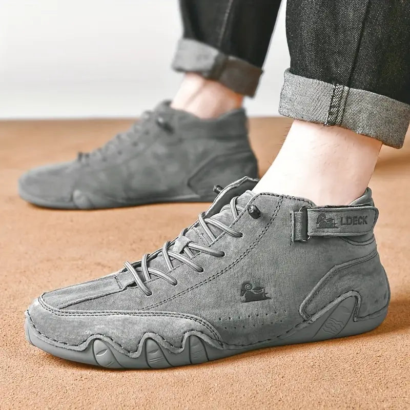 "Grijze heren waterdichte schoenen met elastische band en robuust design, geschikt voor dagelijks en outdoor gebruik."