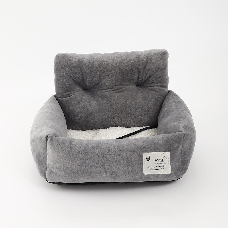 "Grijze honden autostoel, veilig en comfortabel. Zachte bekleding, waterafstotend, eenvoudig te installeren. Ideaal voor auto