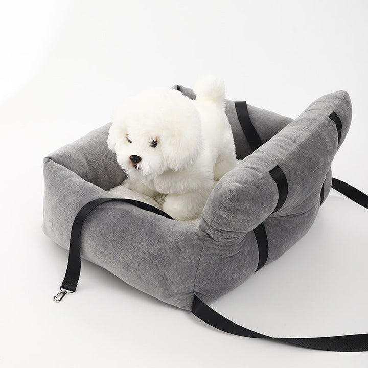 "Grijze honden autostoel, veilig en comfortabel. Zachte bekleding, waterafstotend, eenvoudig te installeren. Ideaal voor auto