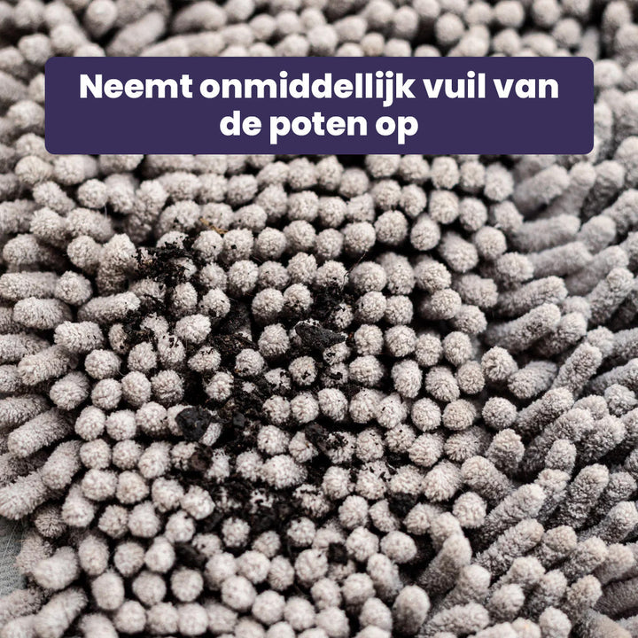 Bruine hondenmoddermat met antislip onderkant, wasbaar en effectief tegen vuile pootafdrukken.