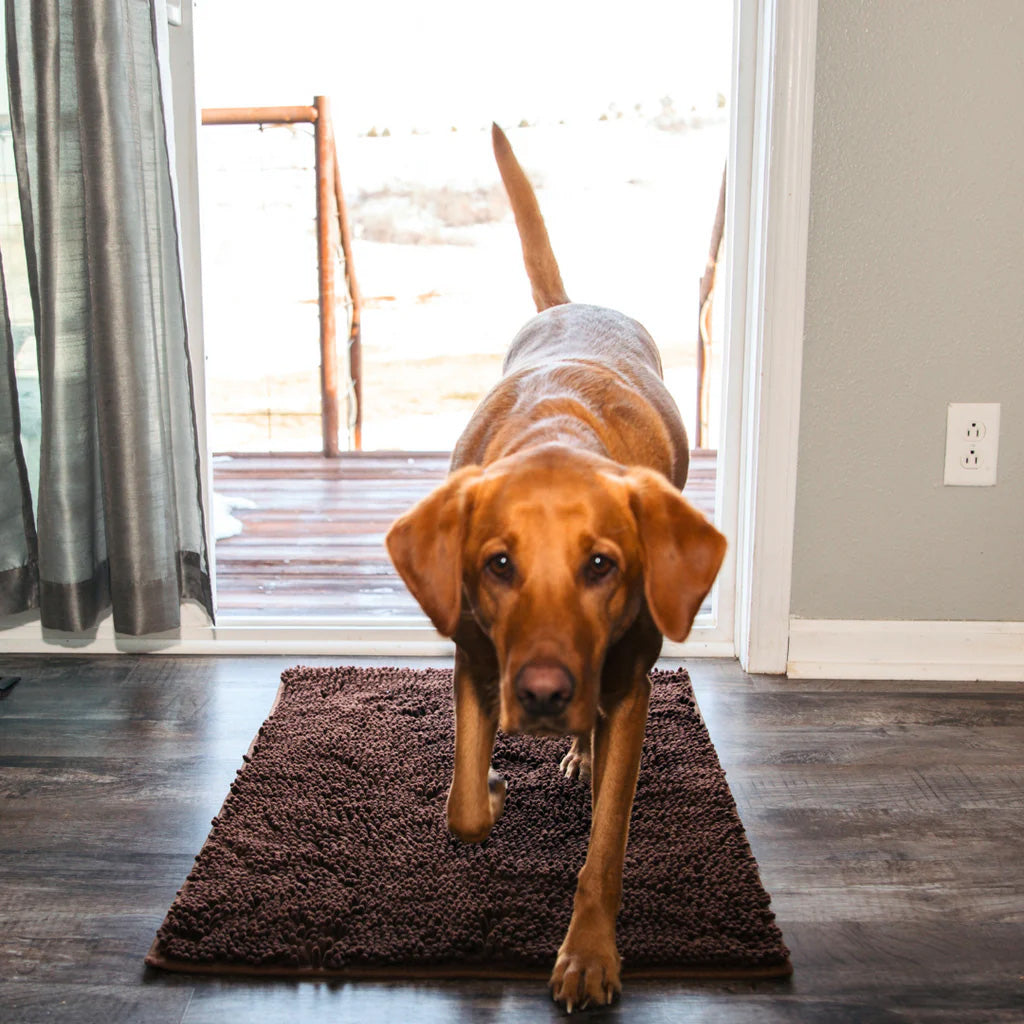 Essentiële dierbenodigdheden: grijze honden schoonloopmat, wasbaar en antislip voor schone vloeren.