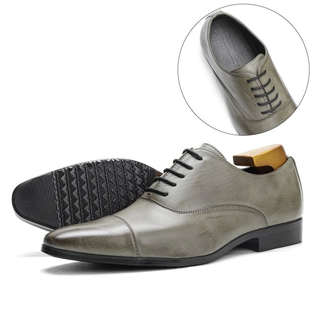 Grijze nette herenschoenen met cap-toe en vetersluiting, ideaal voor zakelijke en formele gelegenheden.